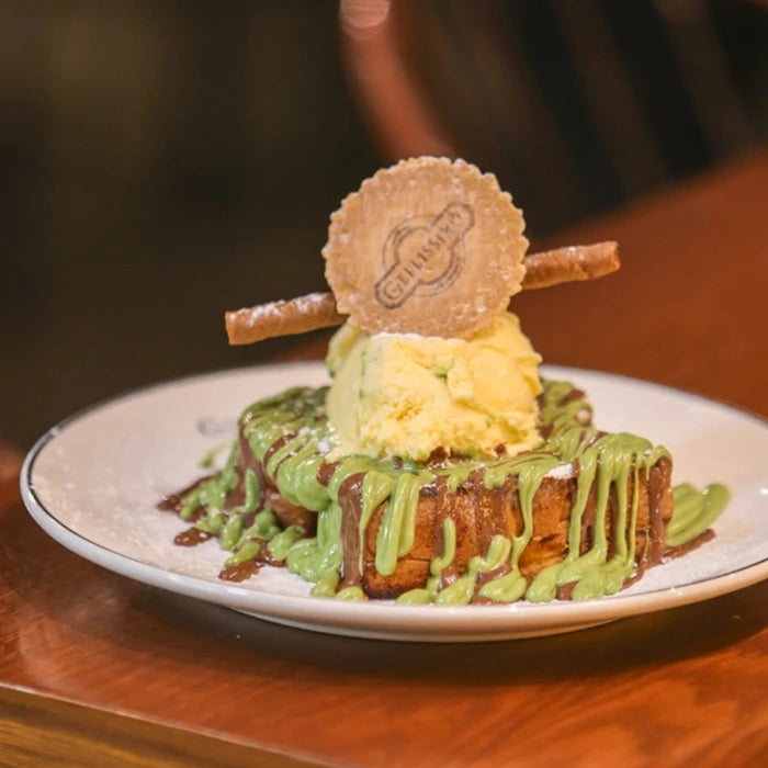 Waffle with ice cream, praline and pistachio lava